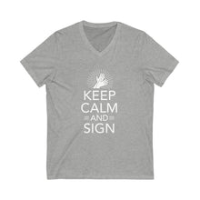 Charger l'image dans la galerie, T-shirt à col V unisexe "Keep calm and sign"