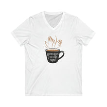 Charger l'image dans la galerie, T-shirt à col V unisexe "J'peux pas, j'ai café signe"