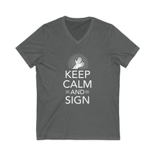 Charger l'image dans la galerie, T-shirt à col V unisexe "Keep calm and sign"