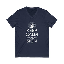 Charger l'image dans la galerie, T-shirt à col V unisexe "Keep calm and sign"