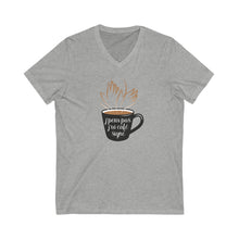 Charger l'image dans la galerie, T-shirt à col V unisexe "J'peux pas, j'ai café signe"