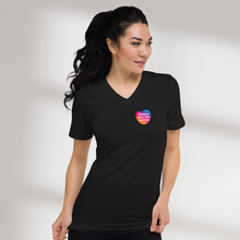 Charger l'image dans la galerie, T-shirt unisexe col V "Sourd.e mais pas muet.te"