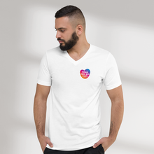 Charger l'image dans la galerie, T-shirt unisexe col V "Sourd mais pas muet"