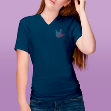 Charger l'image dans la galerie, T-shirt à col V unisexe "I love you" en langue des signes