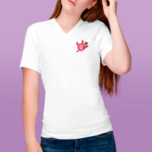 Charger l'image dans la galerie, T-shirt à col V unisexe "I love you" en langue des signes 2