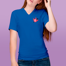 Charger l'image dans la galerie, T-shirt à col V unisexe "I love you" en langue des signes 2