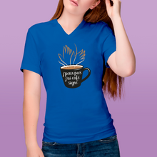 Charger l'image dans la galerie, T-shirt à col V unisexe "J'peux pas, j'ai café signe"