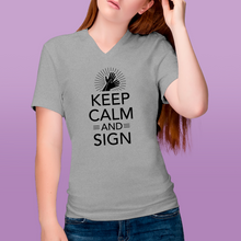 Charger l'image dans la galerie, T-shirt à col V unisexe "Keep calm and sign"