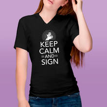 Charger l'image dans la galerie, T-shirt à col V unisexe "Keep calm and sign"