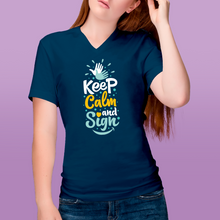 Charger l'image dans la galerie, T-shirt à col V unisexe "Keep calm and sign" 2