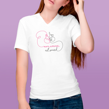 Charger l'image dans la galerie, T-shirt à col V unisexe "Mon amour est sourd"