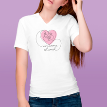 Charger l'image dans la galerie, T-shirt à col V unisexe "Mon amour est sourd" 2