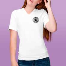 Charger l'image dans la galerie, T-shirt à col V unisexe "Sign Power" 1