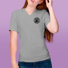 Charger l'image dans la galerie, T-shirt à col V unisexe "Sign Power" 1