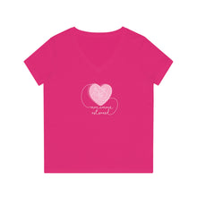Charger l&#39;image dans la galerie, T-shirt à col V pour femme &quot;Mon amour est sourd&quot;
