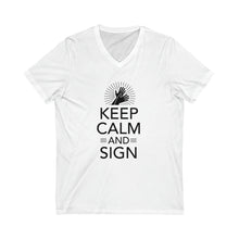 Charger l&#39;image dans la galerie, T-shirt à col V unisexe &quot;Keep calm and sign&quot;
