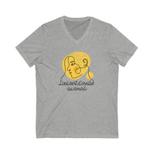 Charger l&#39;image dans la galerie, T-shirt à col V unisexe &quot;L&#39;œil sert d&#39;oreille au Sourd&quot;
