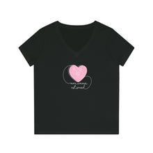 Charger l&#39;image dans la galerie, T-shirt à col V pour femme &quot;Mon amour est sourd&quot;
