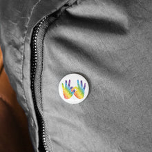 Charger l&#39;image dans la galerie, Pin&#39;s blanc &quot;Solidarité&quot; en langue des signes (10 pièces)
