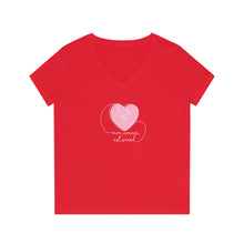 Charger l&#39;image dans la galerie, T-shirt à col V pour femme &quot;Mon amour est sourd&quot;
