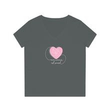Charger l&#39;image dans la galerie, T-shirt à col V pour femme &quot;Mon amour est sourd&quot;
