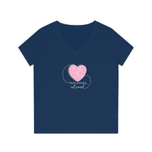Charger l&#39;image dans la galerie, T-shirt à col V pour femme &quot;Mon amour est sourd&quot;
