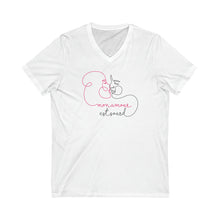 Charger l&#39;image dans la galerie, T-shirt à col V unisexe &quot;Mon amour est sourd&quot;
