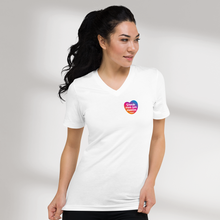 Charger l'image dans la galerie, T-shirt unisexe col V "Sourde mais pas muette"

