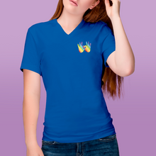 Charger l&#39;image dans la galerie, T-shirt à col V unisexe &quot;Solidarité&quot; en langue des signes
