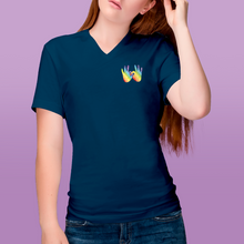 Charger l&#39;image dans la galerie, T-shirt à col V unisexe &quot;Solidarité&quot; en langue des signes
