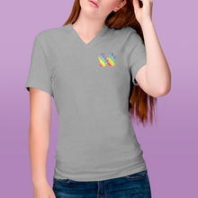 Charger l&#39;image dans la galerie, T-shirt à col V unisexe &quot;Solidarité&quot; en langue des signes
