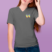 Charger l&#39;image dans la galerie, T-shirt à col V unisexe &quot;Solidarité&quot; en langue des signes
